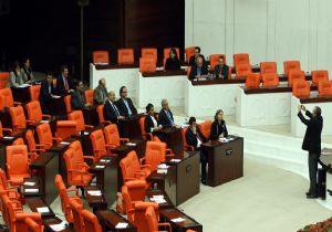 BDP Lİ VEKİLLERDEN OTURMA EYLEMİ